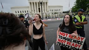 Des manifestantes devant la Cour suprême à Washington, le 14 mai 2022.
