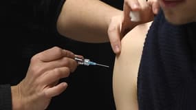 Une infirmière vaccine un étudiant contre la méningite à l'université de Dijon le 4 janvier 2017