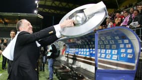 Jean-Michel Aulas communie avec le public après le titre de champion de France acquis par l'OL, le 17 mai 2008.