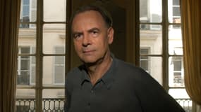 Patrick Modiano chez lui à Paris, en 2003.