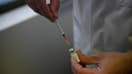 Un soignant préparant une dose de vaccin contre la variole du singe avec le produit Imvanex, le 3 août 2022 à Paris