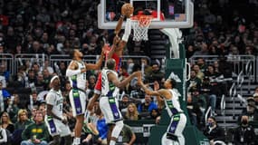  Les Bucks face aux Pistons en novembre 2021.