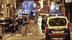 Un agent de la police scientifique travaille sur les lieux de l'attaque au couteau perpétrée le 12 mai 2018 dans le IIe arrondissement de Paris. 