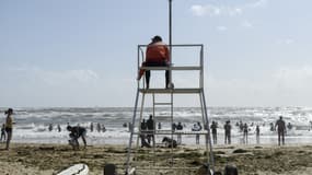 Un sauveteur en mer surveillant une plage de Talmont-Saint-Hilaire (Vendée) le 15 juillet 2023.