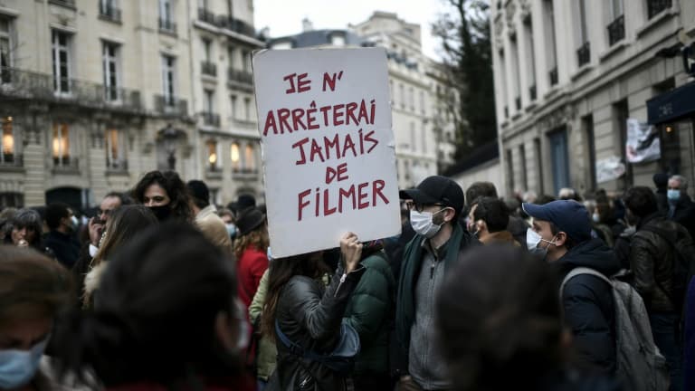 Des manifestants contre la proposition de loi "sécurité gloable" à Paris près de l'Assemblée nationale le 17 novembre 2020