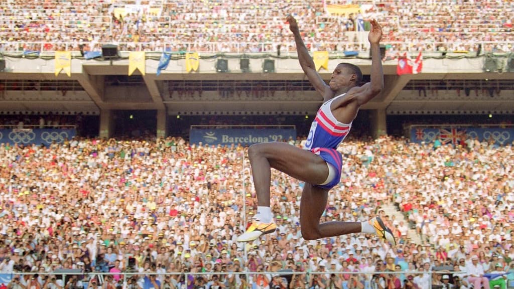 Carl Lewis lors de la finale des Jeux Olympiques du saut en longueur le 6 aout 1992 à Barcelone. Il y remporte la médaille d'or avec un saut de 8.67 mètres