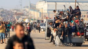 Des Palestiniens fuient Khan Younès, encerclée par l'armée israélienne, le 5 décembre 2023