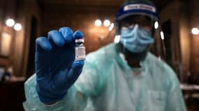 Un soignant montre une dose du vaccin Pfizer-BioNTech  en Italie, le 12 février 2021