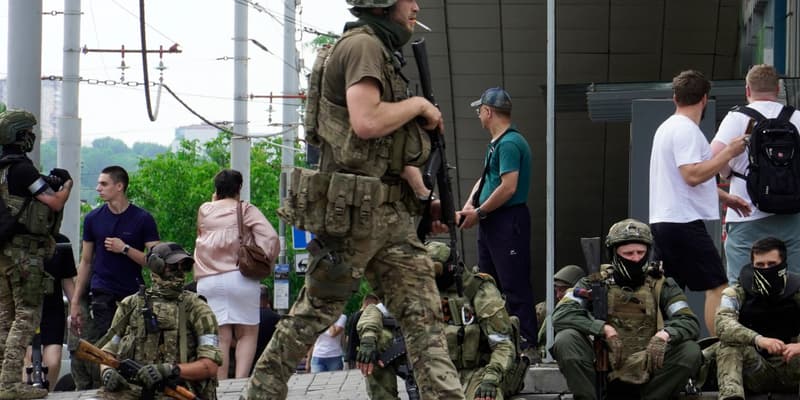 Un membre du groupe Wagner patrouille le centre-ville de Rostov-on-Don le 24 juin 2023, durant la rébellion du groupe paramilitaire (illustration).