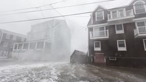 Maisons battues par les vagues à Scituate dans le Massachusetts le 2 mars 2018.