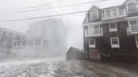 Maisons battues par les vagues à Scituate dans le Massachusetts le 2 mars 2018.