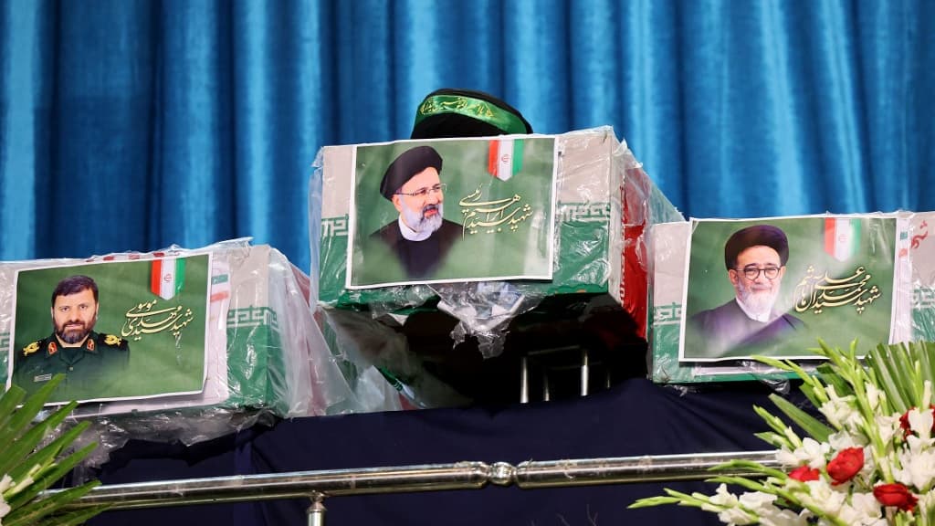 Le cercueil de l'ancien président iranien Raïssi, le 21 mai 2024