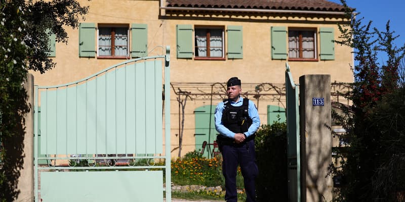 Des gendarmes devant la maison des grands-parents du petit Émile, à la Bouilladisse (Bouches-du-Rhône) le 25 mars 2025.