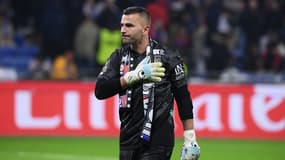 Anthony Lopes avec une écharpe lyonnaise lors de son retour au Groupama Stadium pour le match OL-Nantes (3-0, L1), le 30 novembre 2025