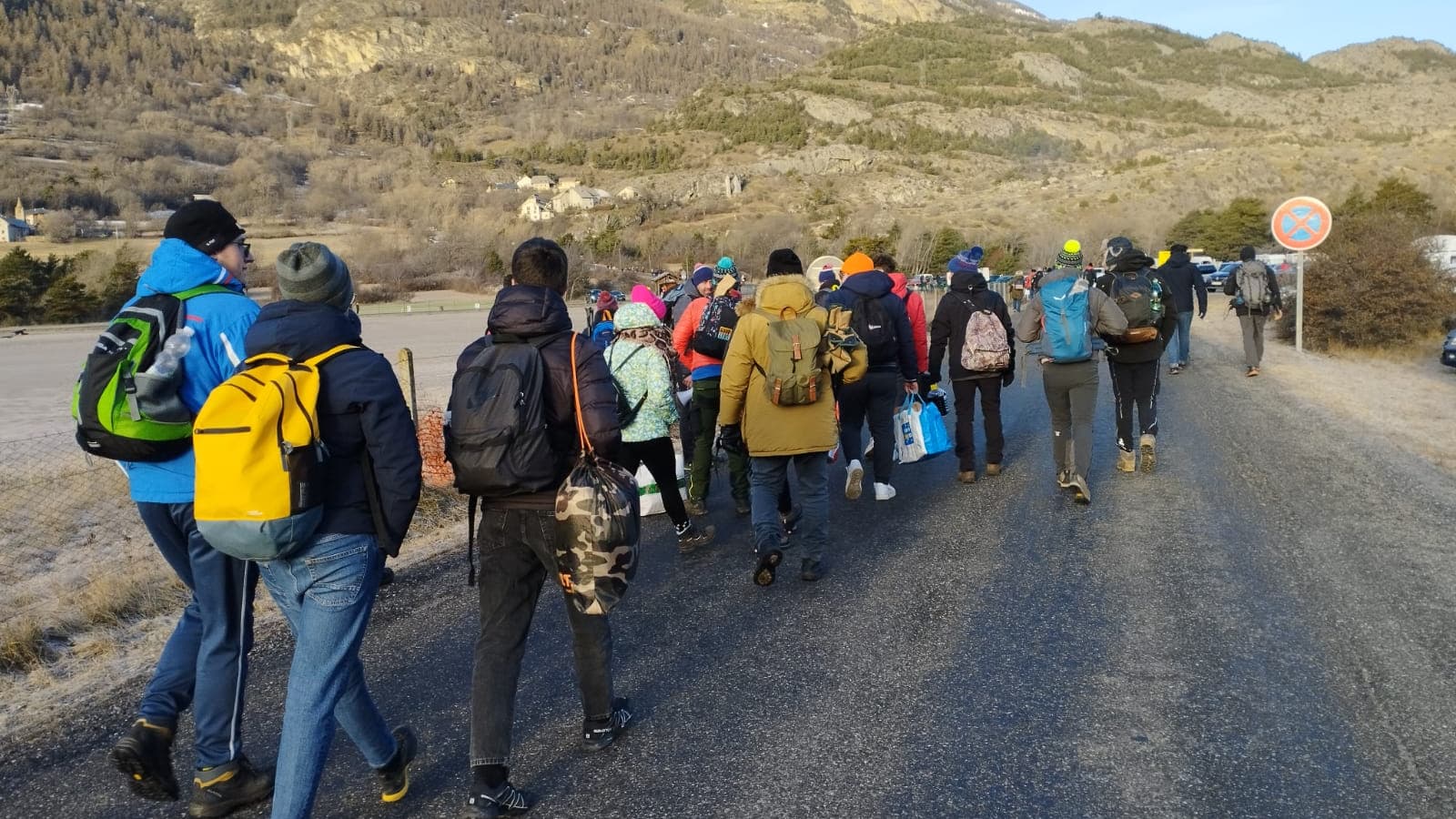 Des passionnés de rallye se rassemblent autour de l'aérodrome de Saint-Crépin lors du rallye Monte-Carlo 2024.
