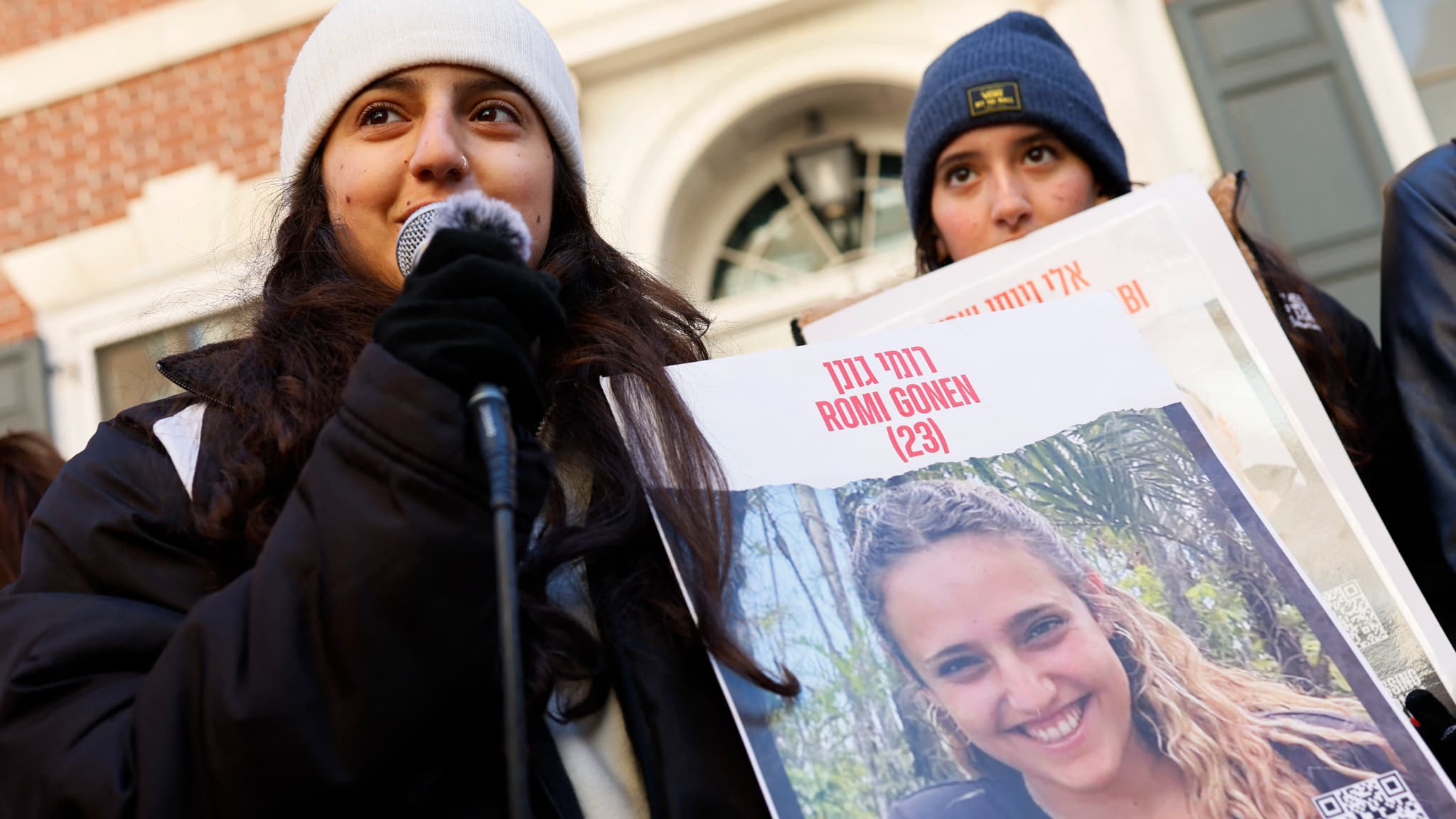 La soeur de Romi Gonen, retenue en otage par le Hamas depuis le 7 octobre 2023, lors d'une manifestation pour demander la libération des otages à Gaza, à New York, le 15 décembre 2023