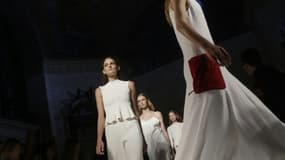 Des mannequins défilent pour Victoria Beckham lors de la présentation de la collection printemps-été 2016 durant la Fashion Week de New York, le 13 septembre 2015