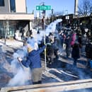 Des manifestants visés par des grenades lacrymogènes lancées par les agents fédéraux, le 24 janvier 2026 à Minneapolis (Minnesota).