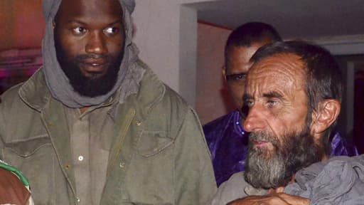 Thierry Dol et Daniel Larribe après leur libération, le 29 octobre 2013 à Niamey (Niger)