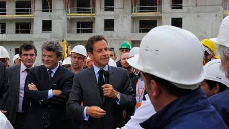 Nicolas Sarkozy sur un chantier à Villeneuve-Le-Roi, dans le Val-de-Marne, en compagnie du ministre de l'Ecologie Jean-Louis Borloo (deuxième à gauche) et du secrétaire d'Etat au logement Benoist Apparu (à gauche). Le chef de l'Etat a dévoilé mardi les mo
