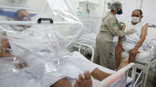 Une soignante s'occupe d'un patient atteint par le coronavirus, le 8 juin 2020 à Manaus, au Brésil