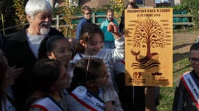 Paul Watson avec les enfants du Conseil municipal des jeunes du Coudray-Montceaux.