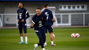 Kylian Mbappé, tout sourire et chambreur à l'entraînement avec les Bleus