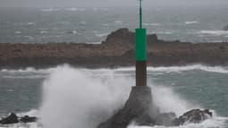 Cette photo prise le 9 février 2020 montre les vagues déferlantes au Cap de la Hague à Auderville, dans le département de la Manche, alors qu'une tempête s'abat sur les côtes françaises. 