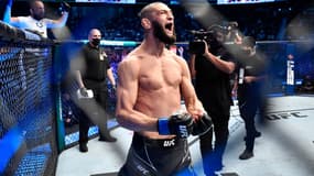 Khamzat Chimaev dans la cage de l'UFC en octobre 2021