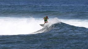 Un surfeur sur le spot de Saint-Leu (illustration)