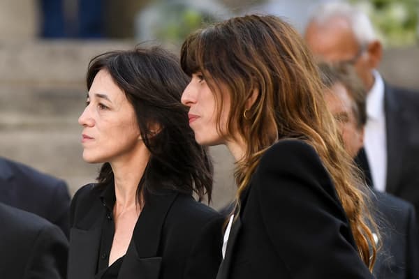 Charlotte Gainsbourg et Lou Doillon le 24 juillet 2023 devant l'église Saint-Roch, à Paris, quelques instants avant les obsèques de leur mère Jane Birkin