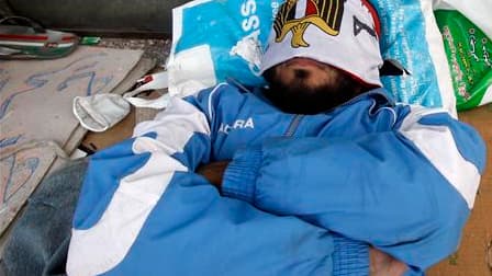 Un manifestant anti-Moubarak blessé lors des heurts sur la place Tahrir, au Caire. Cinq chefs d'Etat et de gouvernement européens, dont Nicolas Sarkozy, appellent jeudi dans un commmuniqué commun à une "transition rapide et ordonnée" en Egypte. /Photo pri