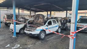 Six véhicules municipaux et deux voitures de police ont été incendiés.