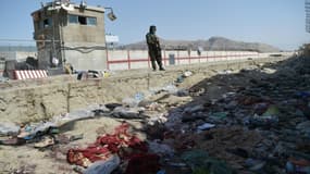 Un combattant taliban sur le site d'un double attentat suicide à l'aéroport de Kaboul qui a fait 85 morts la veille, le 27 août 2021 en Afghanistan