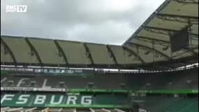 Le toit du stade Wolfsbourg ondule avec la tempête