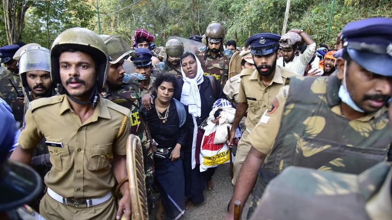 Deux femmes escortées par la police devant le temple de Sabarimala dans l'Etat du Kerala, en Inde