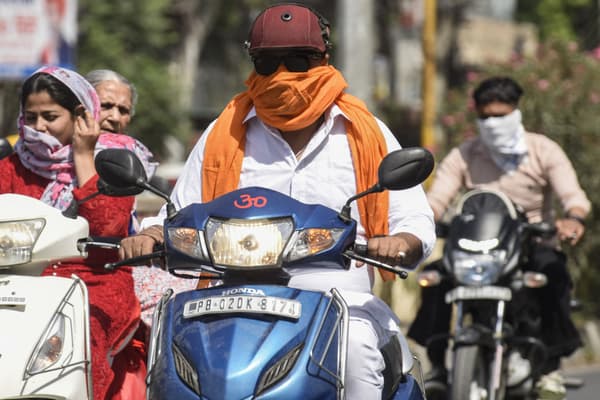 Un Indien tente de se protéger de la chaleur extrême, le 26 avril 2022 