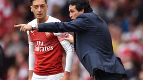 Mesut Ozil et Unai Emery 