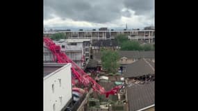 Une grue s'effondre sur des maisons à Londres et tue un habitant