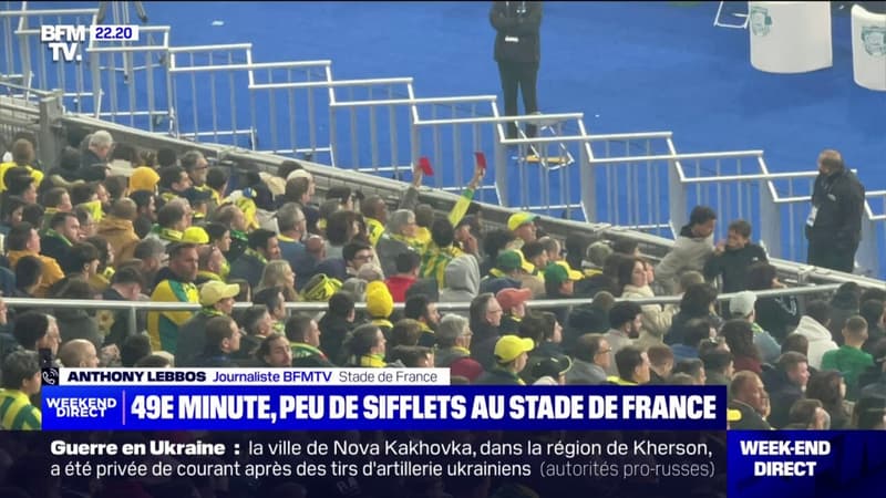 Finale de la Coupe de France: des cartons rouges brandis et quelques sifflets entendus dans le Stade de France, à la 49e minute du match