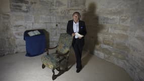 Hugues de Sade pose devant ce fauteuil sur lequel le marquis écrivit la plupart de ses textes. L’écrivain a même réussi à le conserver lors de ses multiples détentions à Vincennes, à la Bastille ou à Charenton.