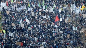 Des manifestants rassemblés place de la République le 28 novembre 2020 à Paris