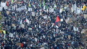 Des manifestants rassemblés place de la République le 28 novembre 2020 à Paris