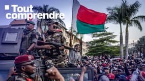 Des membres d'un contingent de l'armée malgache se rassemblent avec des manifestants alors que ceux-ci célèbrent leur discours depuis la mairie d'Antananarivo, le 11 octobre 2025.