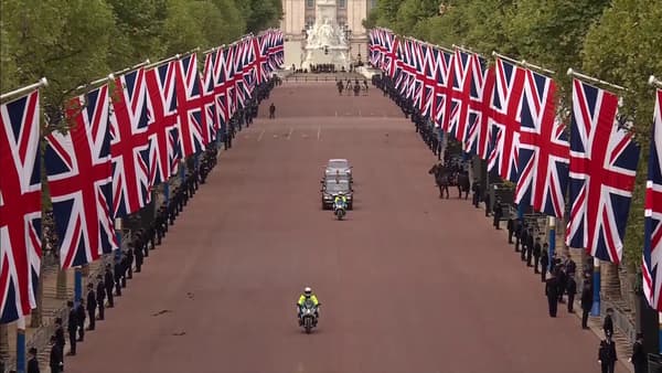 Le roi Charles III prend la direction de l'abbaye de Westminster, à l'occasion des funérailles de la reine Elizabeth II, le 19 septembre 2022.