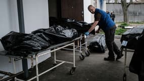 A la morgue de Boutcha, en Ukraine, le 18 avril 2022 