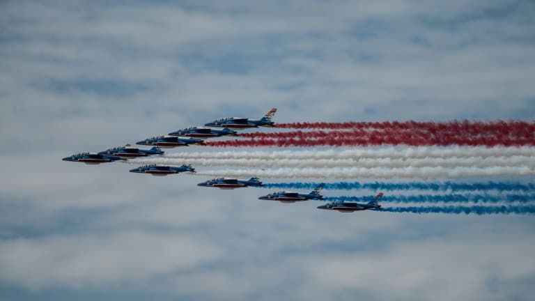 Les Alphajets de la Patrouille de France lors du défilé du 14 juillet 2023 à Paris