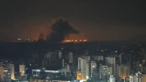 La fumée s'élève après une frappe aérienne israélienne qui a visé un quartier de la banlieue sud de Beyrouth, le 5 octobre 2024.