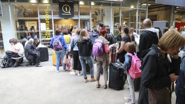 Des personnes font la queue devant un point d'information à la gare Montparnasse, le 30 juillet 2017 à Paris. (Photo d'illustration) - Jacques Demarthon - AFP