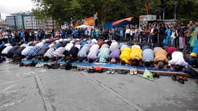 Au parc Gezi, à Istanbul, vendredi à l'heure de la prière. Le Premier ministre turc Recep Tayyip Erdogan a de nouveau exhorté vendredi les manifestants occupant ce parc du centre-ville stambouliote à quitter les lieux maintenant que les autorités ont ente